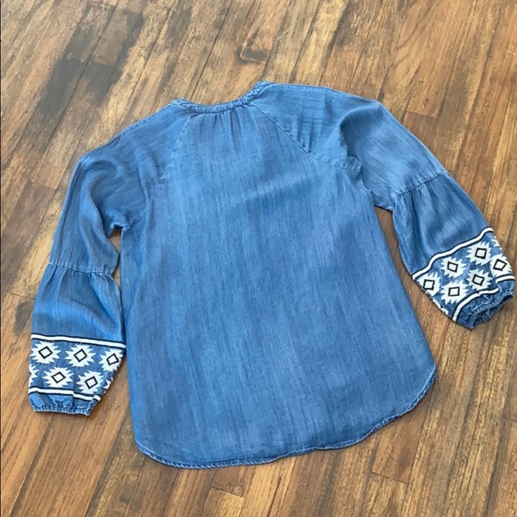 Given Kale 100% Cotton Chambray Embroidered Top - Picture 6 of 9